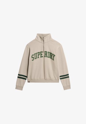 Hellbeige Zip-Up-Sweatshirt mit grüner "SUPERDRY" -Schrift, hohem Kragen und grünen Streifenakzenten an den Ärmeln. Weicher Stoff.