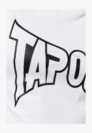 Hvid bomulds T-shirt med fed sort skrift, der skriver "TAP" i en dynamisk, stiliseret skrifttype. Glat tekstur, enkel design.