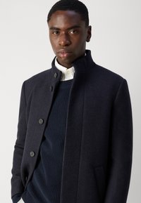 Isaac Dewhirst NEW COMFORT FUNNEL NECK COAT - Abrigo corto - navy