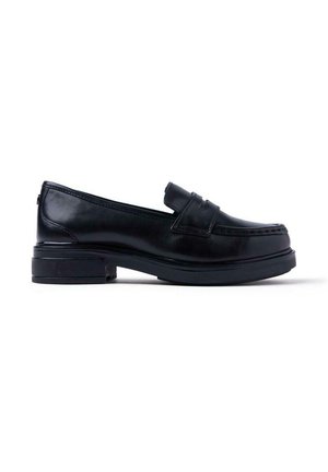 Mocassins en cuir noir avec une finition lisse, un bout arrondi et un petit talon carré. Les caractéristiques incluent des accents de couture et un design sans lacets.