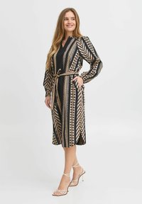 Rochie neagră cu modele geometrice în crem, roz și auriu; dispune de mâneci lungi, decolteu în formă de V, curea și buzunare laterale.