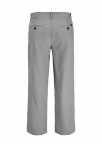 Pantaloni gri dintr-un material neted, cu un design drept, două buzunare posteriori și detalii de cusătură subtilă.