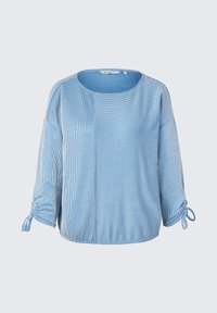 Lyseblå topp med rund halslinje, med et delt design av ensfarget og stripet stoff. Den har trekvartlange ermer med knytedetaljer.