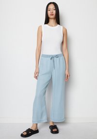 Marc O'Polo WEITE GUMMIZUG - Laisvo kirpimo džinsai - light blue tencel denim