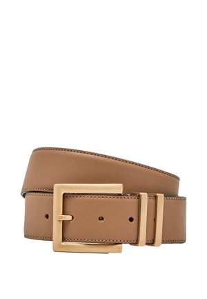 Cintura in pelle marrone con fibbia rettangolare dorata e due passanti dorati, arrotolata su sfondo bianco.