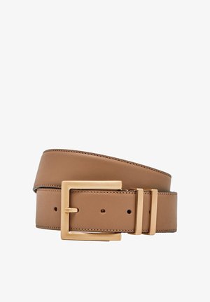 Brązowy skórzany pasek z prostokątną złotą klamrą i dwoma złotymi pętlami, zwinięty na białym tle.