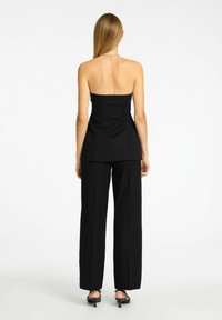 Selected Femme MIT WEITEM BEIN NADELSTREIFEN - Stoffhose - black
