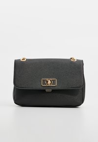 Sac à bandoulière en cuir noir texturé avec des sangles en chaîne dorée et une fermeture rectangulaire dorée ornée d'un emblème de cheval et cavalier.