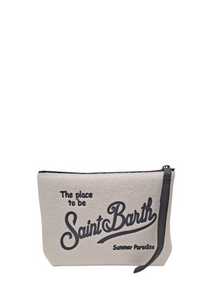 Bustina beige con zip, tracolla nera e testo "The place to be Saint Barth Summer Paradise" in lettere corsive e maiuscole nere.