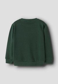Sudadera de color verde oscuro, con canalé, cuello redondo y mangas largas. Con bordes acabados en los puños y el dobladillo. Textura de tela suave, sin patrones visibles.