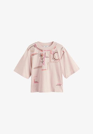T-shirt corta rosa chiaro con disegni ricamati colorati che includono un fiore, il sole, una conchiglia e forme astratte sul davanti e sulle spalle.