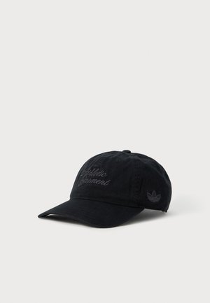 Svart baseballcaps med brodert tekst "Athletic Garment" på fronten og en liten logo på siden.