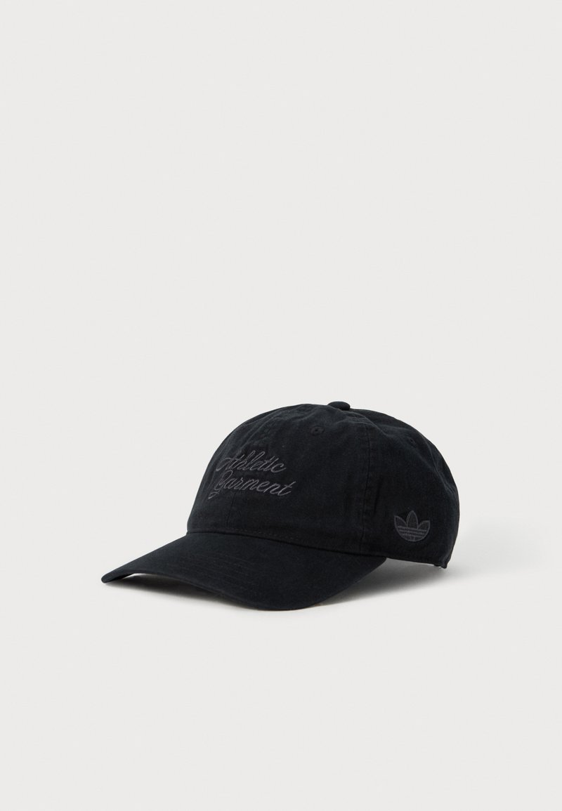 Svart baseballcaps med brodert tekst "Athletic Garment" på fronten og en liten logo på siden.