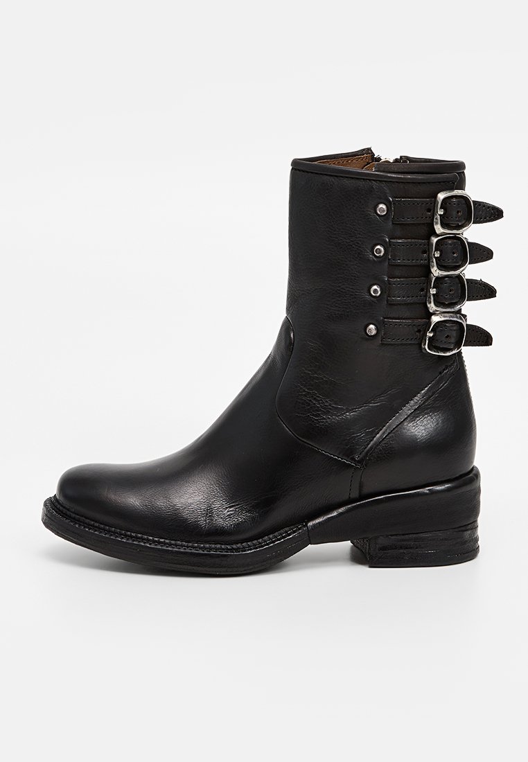 Stivaletto in pelle nera alla caviglia con punta tonda, decorato con quattro cinturini con fibbie decorative sul lato esterno e un tacco basso impilato.