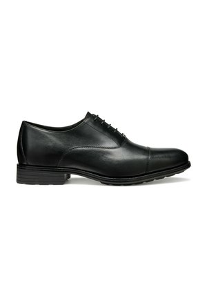 Chaussure habillée en cuir noir avec une finition lisse, bout rond et six œillets pour les lacets. Semelle en caoutchouc avec des rainures horizontales pour une meilleure adhérence.