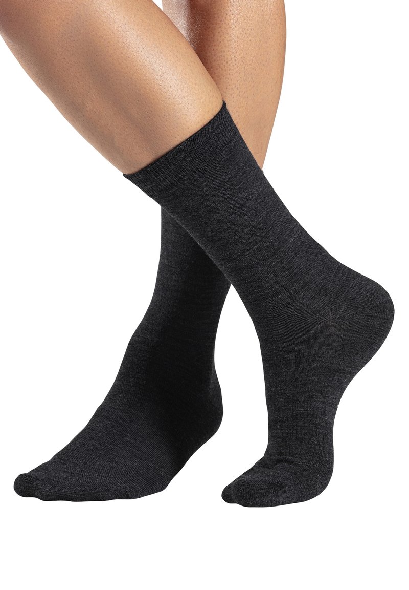 Schwarze Baumwollsocken mit einem gerippten Bund, in mittellanger Knöchelhöhe, mit glatter Textur und ohne sichtbare Muster oder Designs.