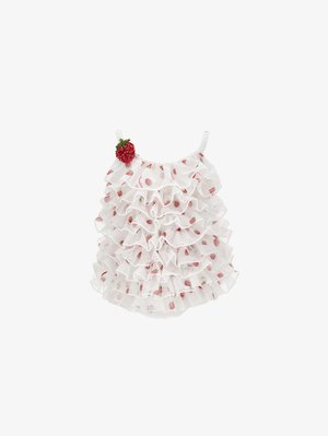 Bela dojenčkova igrala z volančki in drobnimi jagodnimi potiski ter okrasno jagodo, pritrjeno blizu levega naramnega traku.