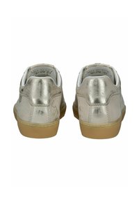 Sneakers metallici argento con una texture liscia, forma arrotondata, suole di gomma beige a contrasto e colli bianchi imbottiti per il comfort.