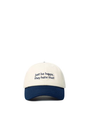 Casquette beige et bleu marine avec le texte brodé ""just be happy, they hate that"" sur le panneau avant.