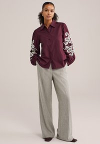 WE Fashion Užsagstoma palaidinė - burgundy red