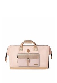 Sac rose clair avec des accents dorés métalliques, compartiments zippés, rabat avant texturé et poignées doubles pour le transport. Design minimaliste.