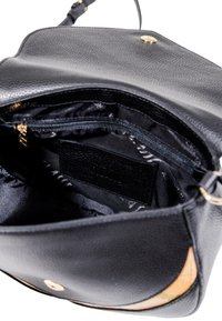 Borsa a mano in pelle nera con finitura testurizzata, hardware dorato e fodera interna a motivo. Contiene una tasca con zip per l'organizzazione.