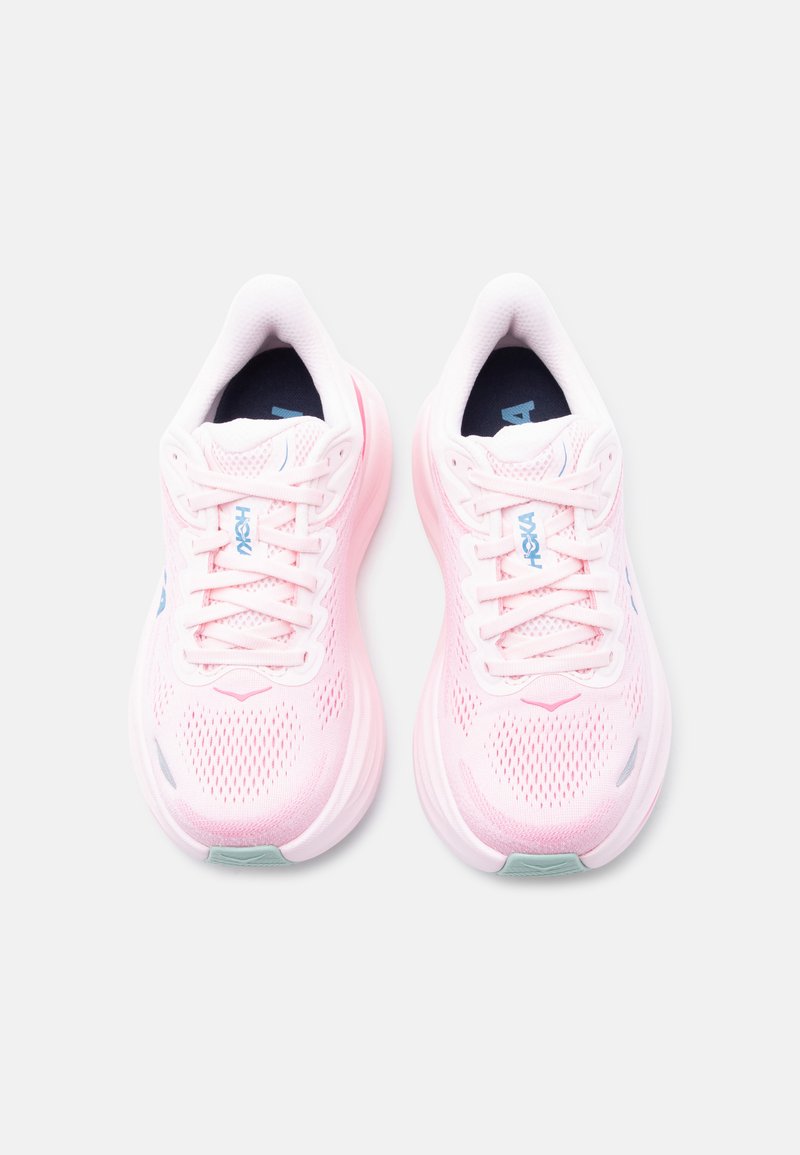 Paire de chaussures de course athlétiques roses avec un design en mesh et des lacets blancs, vue de dessus sur un fond blanc.