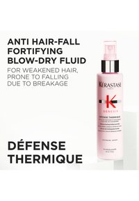 Kérastase Genesis Défense Thermique er en rosa flaske med spraytopp og sølvdetalj, merket som anti-hårtap fønfuktighetsvæske.