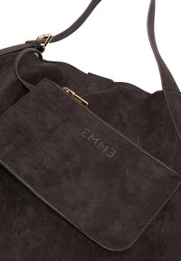 Borsa tote in suede marrone con tasca zip staccabile, hardware dorato e logo impressa. Texture morbida e design leggermente strutturato.