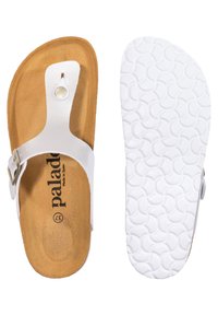 Sandali bianchi in pelle con una soletta in suede marrone piatta e una suola in gomma bianca texturizzata. Presentano una fibbia in metallo e un logo sulla soletta.