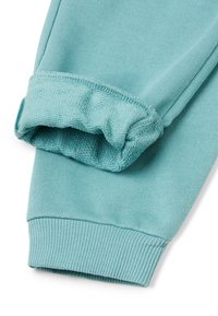 Světle modré rukávy mikiny, jeden ohrnutý, který ukazuje jemnou texturu vnitřní látky, žebrované manžety na bílém pozadí.