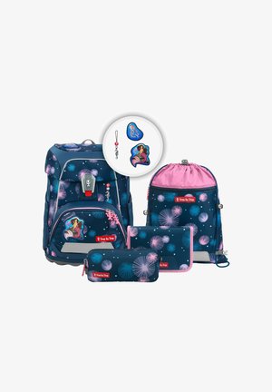 Rucksack-Set mit einem dunkelblauen Hintergrund und bunten Feuerwerksmustern. Enthält einen Haupt-Rucksack, eine Turnbeutel, ein Federmäppchen und eine Geldbörse.