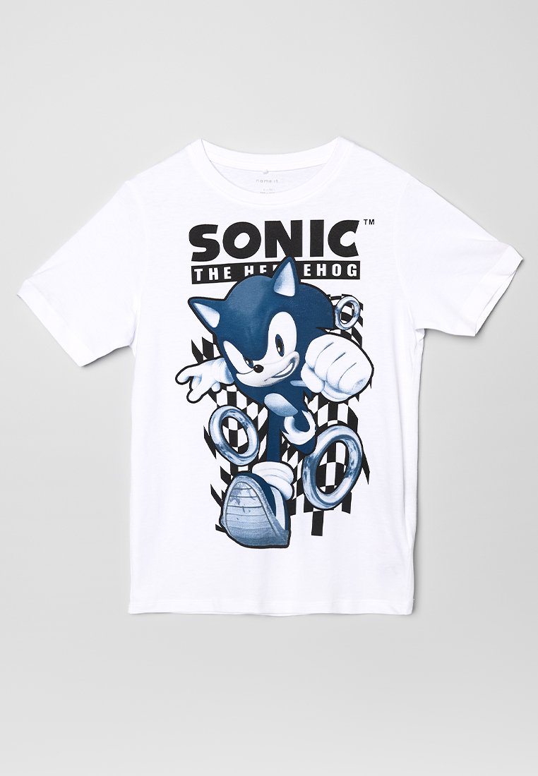 Camiseta blanca de algodón con un gráfico azul de Sonic the Hedgehog. Presenta un patrón de cuadros negro y un texto en negrita que dice: "SONIC THE HEDGEHOG."