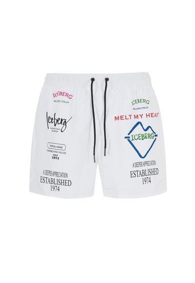 Costumi da bagno bianchi realizzati in tessuto leggero, decorati con vari loghi e testi stampati in rosso, verde e blu. Comprendono una vita con cordino.