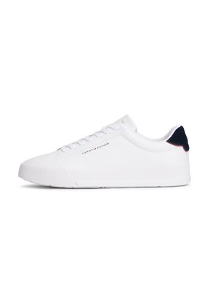 Białe niskie trampki z sznurówkami, z granatowym zapiętkiem i małym logo Tommy Hilfiger z boku.