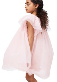 Robe rose pâle en tulle léger, présentant un col à volants et une silhouette fluide, avec des manches courtes et un design aéré.