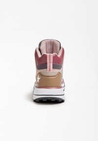 Zapatillas de tobillo en rosa y beige con un respaldo texturizado, acentos en rosa, logo de estrella blanca, cuello acolchado y una suela blanca gruesa con tread negro.