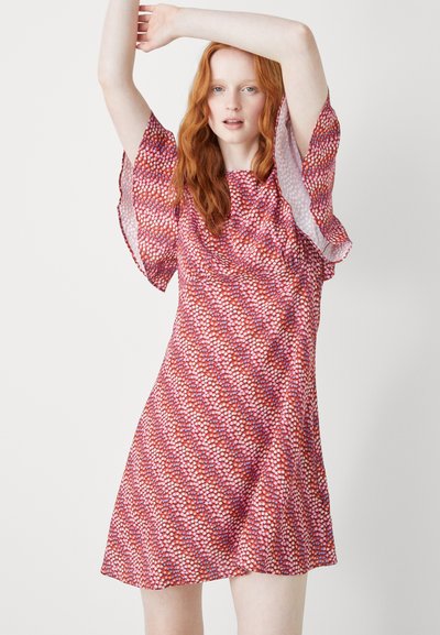 Vestido vermelho com padrão, com mangas curtas e esvoaçantes, apresentando um decote franzido e um corte descontraído, feito de tecido leve.