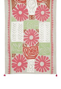 Tkanina w wielu kolorach, prezentująca wzory florystyczne i geometryczne w odcieniach różu, zieleni, czerwieni i bieli, ozdobiona dekoracyjną krawędzią i frędzlami.