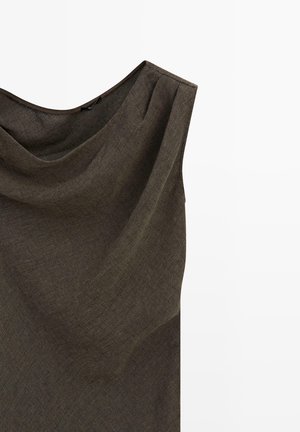 Mouwloos donkerbruin linnen topje met een brede boothals en subtiele geplooide textuur op een witte achtergrond.