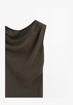 Bezrekawnik z ciemnobrązowego lnu z szerokim dekoltem typu łódka i subtelną marszczoną fakturą na białym tle.