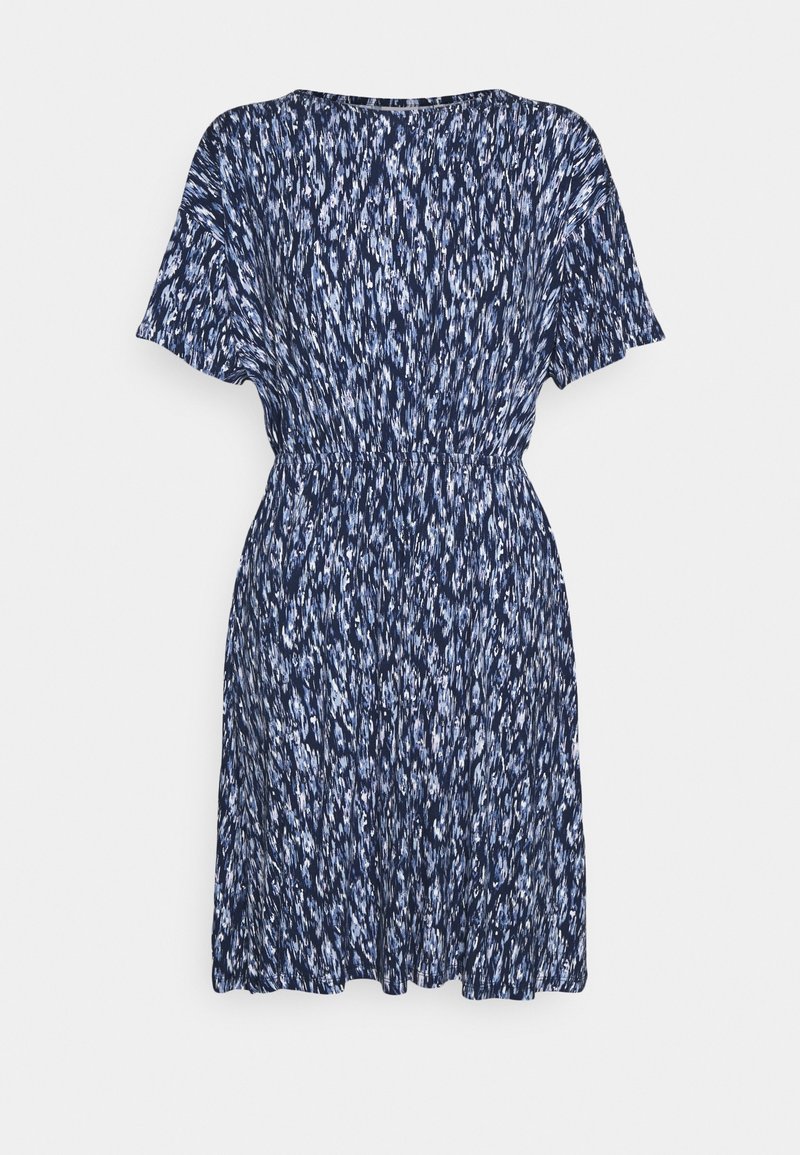 Robe courte manches courtes longueur genou avec un motif abstrait bleu et blanc et une taille élastique sur un fond uni.