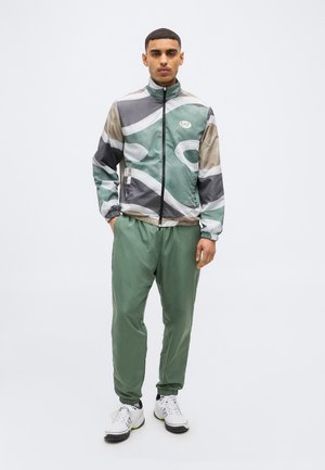 EA7 Emporio Armani TENNIS PRO TRACKSUIT GRAPHIC - Chándal - green