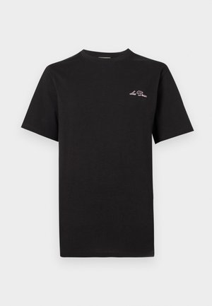 Zwart katoenen T-shirt met korte mouwen, met klein wit cursief "Les Deux" logo op de linkerborst, ronde halslijn, effen ontwerp.