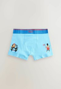 Ljusblå boxershorts med röd elastisk midja som har en tecknad lejon i en bil och en tecknad soldat som håller en flagga.