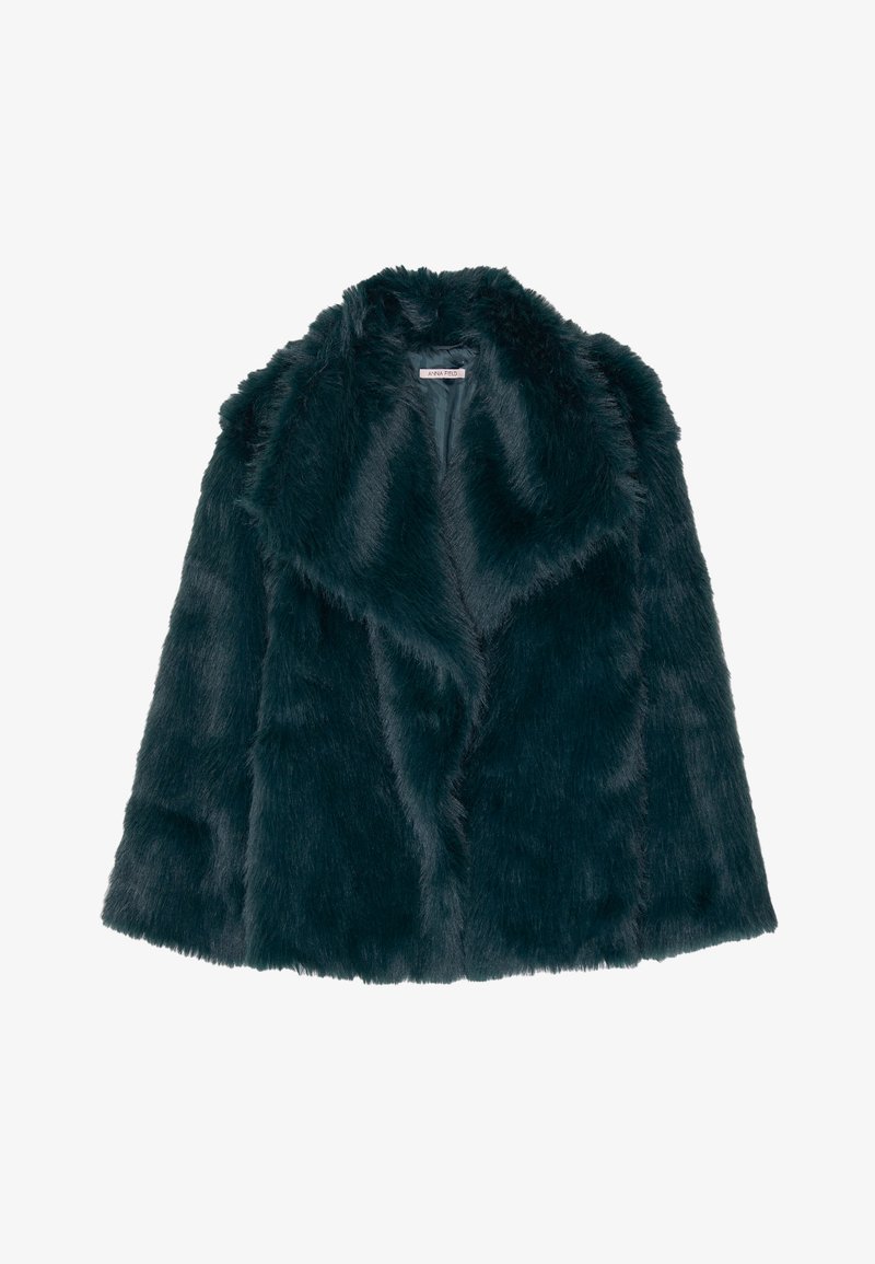 Mély türkiz színű műszőrme kabát, puha, bolyhos textúrával, széles gallérral, nyitott elülső kialakítással és látható zár nélküli dizájnnal.