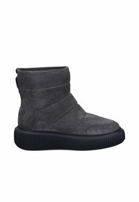 Graue Wildleder-Ankelstiefel mit einem strukturierten Slip-On-Design und schwarzen Gummisohlen. Mit überkreuzten Riemen und einer abgerundeten Zehenpartie.