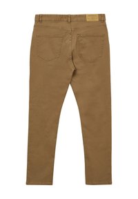 Pantaloni in cotone marrone con vestibilità slim, dotati di tasche posteriori e etichetta in pelle sul girovita. Tessuto morbido e design semplice.