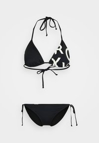 Čierny bikiny set s trojuholníkovým vrchom na šnurovanie a spodnou časťou so šnurovaním po stranách. Vrchná časť má na jednej strane biele logo.