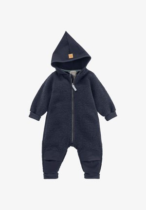 Navyblauwe fleece onesie met capuchon, lange mouwen, volledige ritssluiting aan de voorkant, ribbelboorden en enkelaccenten, gestructureerd lichaam en leren logo patch.